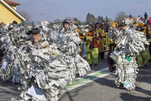 On en parle groupe de Carnavaliers costumé de feuilles de journaux