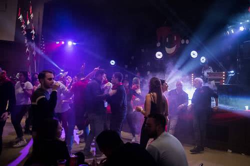 la soirée est bien avancée et le bal bat son plein