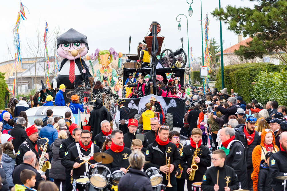 Il y a du monde le dimanche pour la prarade du Carnaval 54