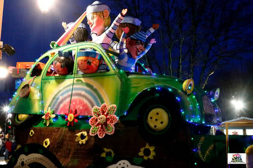 Un des chars du défilé nocturne du Carnaval 55